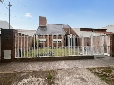 CASA EN VENTA LOS HORNOS 4 DORMITORIOS APTO BANCO