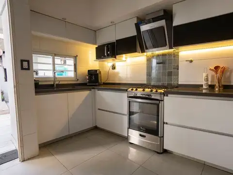 Casa 4 ambientes con 2 baños