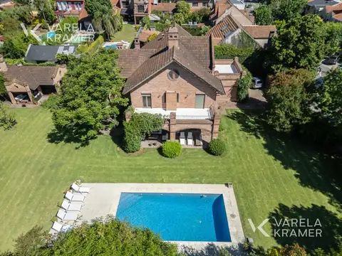 Casa en Venta con 2 cocheras