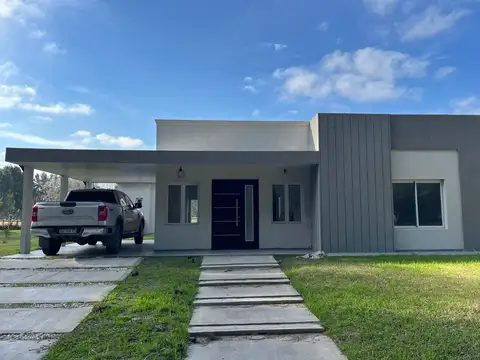 Casa de 4 Ambientes - Venta - Pileta - Barrio Lares de Canning