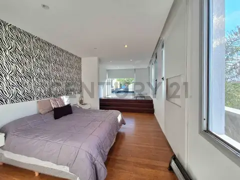 Casa en Alquiler con 2 cocheras