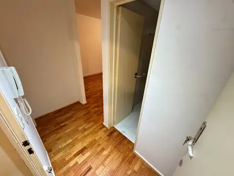 AMPLIO 2 AMB. - BALCON CORRIDO - LIVING COMEDOR EN "L" - INMEJORABLE UBICACION