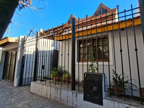 CASA 4 AMBIENTES C/GARAGE - FONDO CON PISCINA