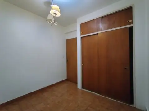 Alquiler  de departamento 3 ambientes con pato privado, Moron .-