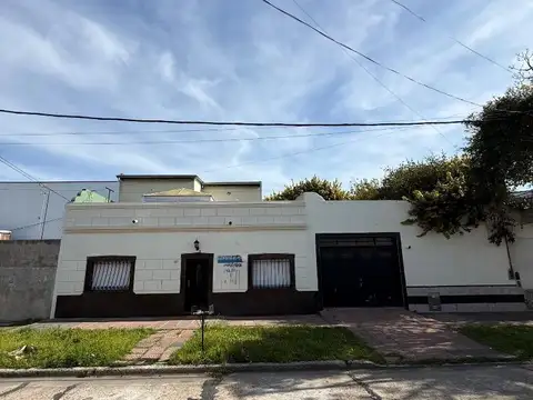 Casa de 4 ambientes con cochera y jardín.