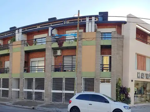 Patrón 5700, Villa Luro. Dúplex Sin Expensas. 88 M2. 3 Plantas. 3 Ambientes. 2 Dormitorios. 2 Baños (completo Y Toilette). 3 Balcones (1 Con Parrilla Propia). Todo externo. Muy Luminoso. Cochera Fija Cubierta Para 2 Autos. Apto crédito. Apto profesional.