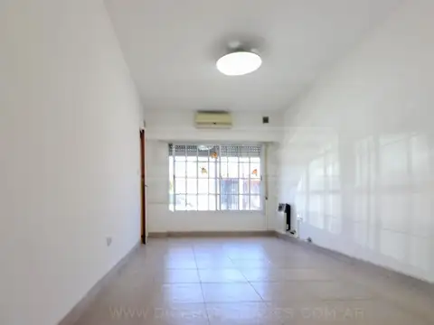 Pasaje Asamblea al 5900 entre Alfredo Guido y Horacio Quiroga