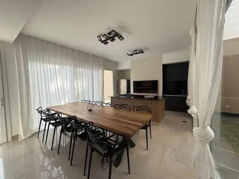 Casa 8 ambientes con 4 baños