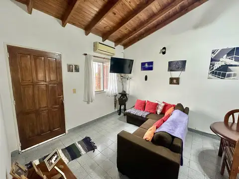 Casa en Venta. 2 dormitorios. Galería. Cochera. Patio con parilla. Campana