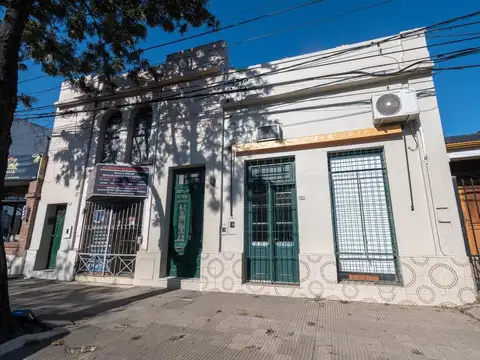 Casa al frente  + locales comerciales sobre Av.