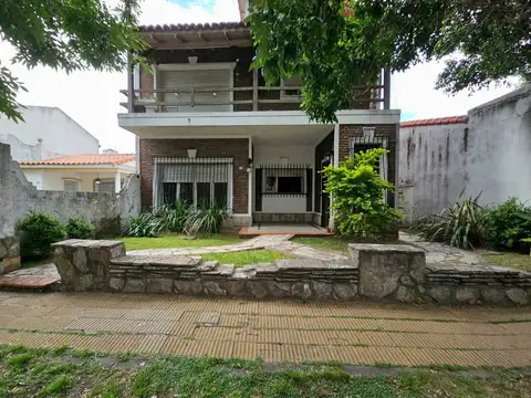 Casa 6 ambientes con 2 baños