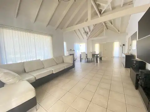 Casa 7 ambientes con 4 baños