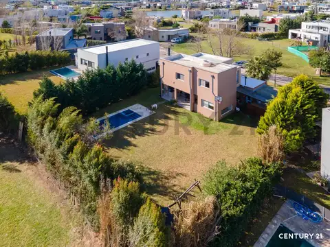 Casa en venta con  5 amb con pileta – El Cantón Norte
