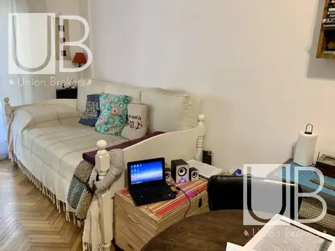 Hermoso departamento monoambiente con balcón, al frente. Muy luminoso!