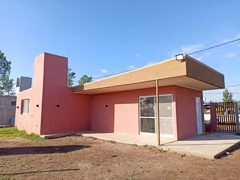 CASA EN VENTA - 2 DORMITORIOS- PUNTA CHACRA