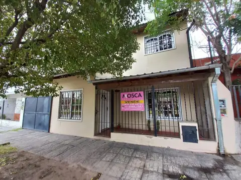 Moreno hermosa casa vendo o  permuto x departamento