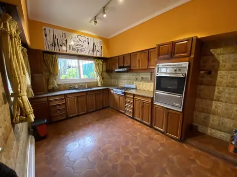 Casa en Venta con 5 cocheras