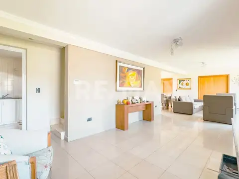 Casa 8 ambientes con 4 baños