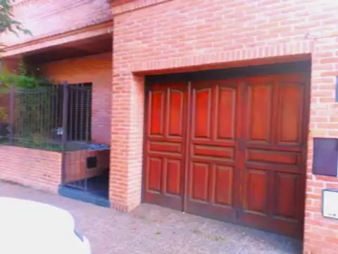 CASA 8 AMBIENTES VENTA CABA QUINCHO PILETA COCHERA