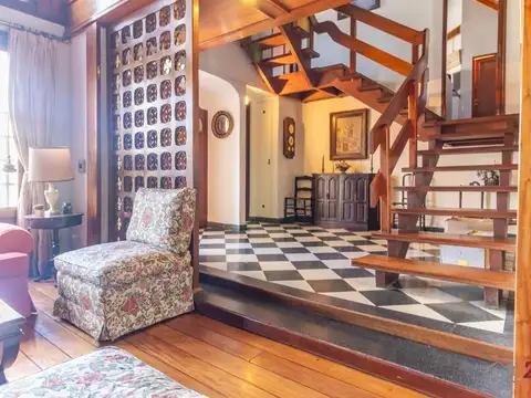 Casa 8 ambientes con 5 baños