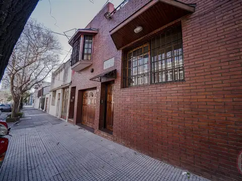 PH de 4 ambientes con cochera tipo casa, al frente e independiente!