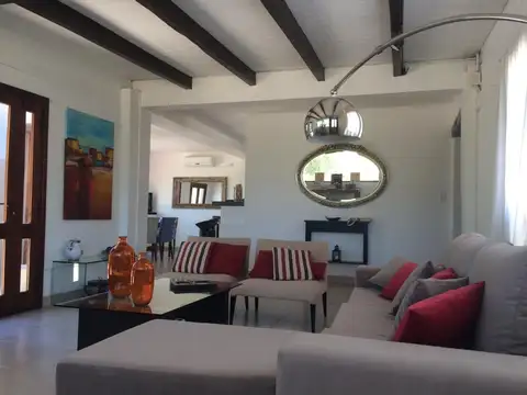 Casa 4 ambientes con 4 baños