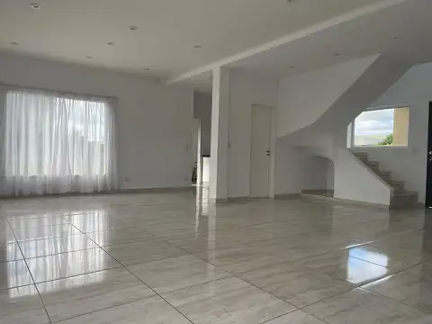Casa 5 ambientes con 3 baños