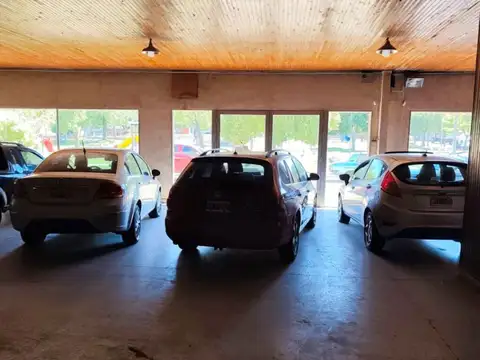 Salón comercial con amplias vidrieras y sistema de alarma – Ideal concesionaria