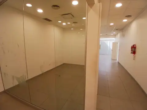 Alquiler Local 375 m2 totales, con patio y 3 baños en Villa del Parque