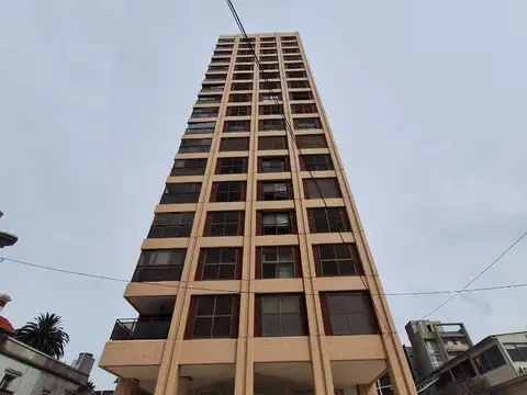 Alquiler. Bernal Ctro. Semipiso 4 amb. c/ baulera y cochera.