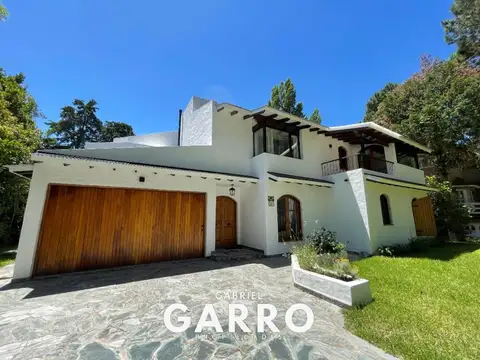 Hermosa casa para 10 personas con piscina. (Garaje cubierto)