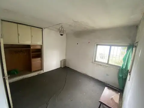 CASA DE CUATRO AMBIENTES A RECICLAR MAS LOTE LINDERO