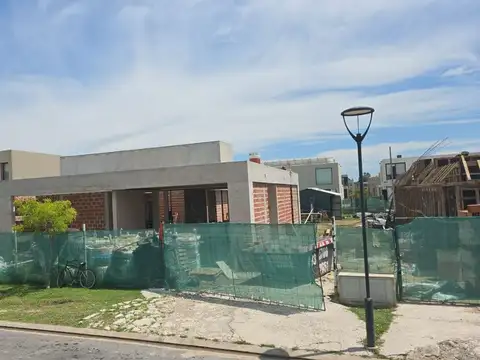 CASA 3 DORMITORIOS EN VENTA VIDA 1 FUNES
