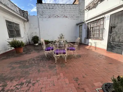 Casa 3 amb + Patio + Departamento al fondo de 2 amb  * A REFACCIONAR *