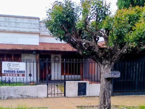 Casa 3 amb + Patio + Departamento al fondo de 2 amb  * A REFACCIONAR *