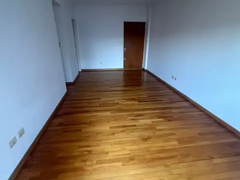 Excelente Departamento de 3 ambientes al contrafrente con balcón, lavadero y cocina separada