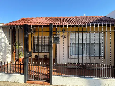 VENTA CASA 3 AMB A NUEVO COCHERA - ISIDRO CASANOVA