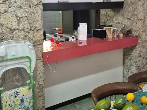 CASA EN 2 PLANTAS  5 AMB CORTE ANTIGUO CON FONDO - SOBRE LOTE PROPIO 8,66x26 ENTRADA DE AUTO y GGE