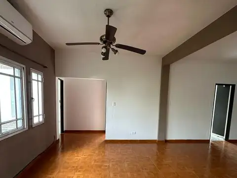 PH 4 AMB. 1º PISO POR ESCALERA AL FRENTE