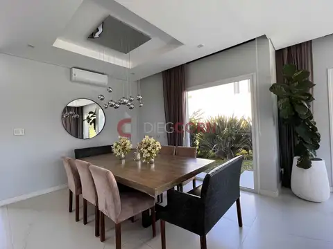 Casa en Venta con 6 cocheras