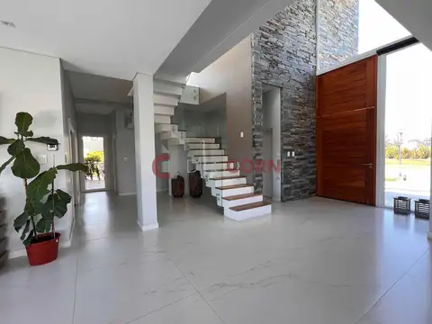 Casa 6 ambientes con 5 baños