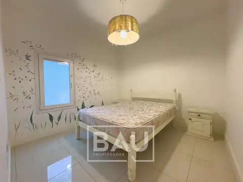 Casa en Alquiler con 3 cocheras