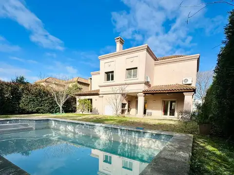 Casa 5 amb. Venta San Lucas Apta Credito Piscina