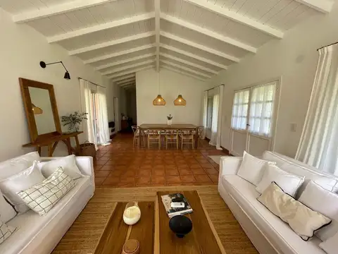 Casa 4 ambientes con 2 baños