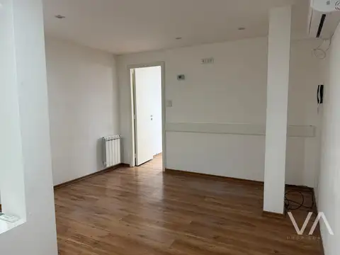 Oficina en alquiler con un despacho. Zona Guemes.