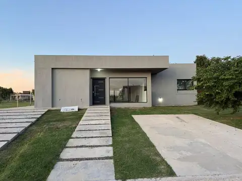 VENTA CASA 5 AMBIENTES EN UNA PLANTA SAN SEBASTIAN AREA 2