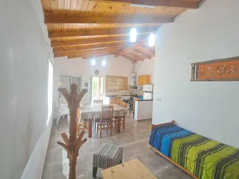 Casa con amplio parque a 4 cuadras del río. Los Reartes