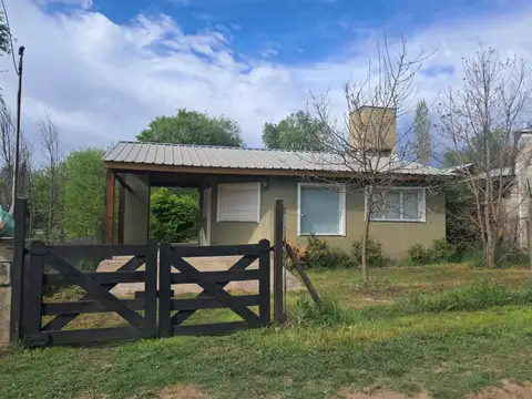 Casa con amplio parque a 4 cuadras del río. Los Reartes