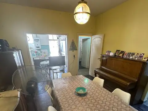 Casa 4 ambientes con 2 baños