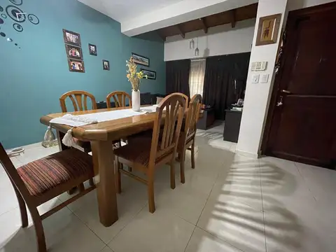 Casa dos dormitorios, jardín, B° Belgrano venta